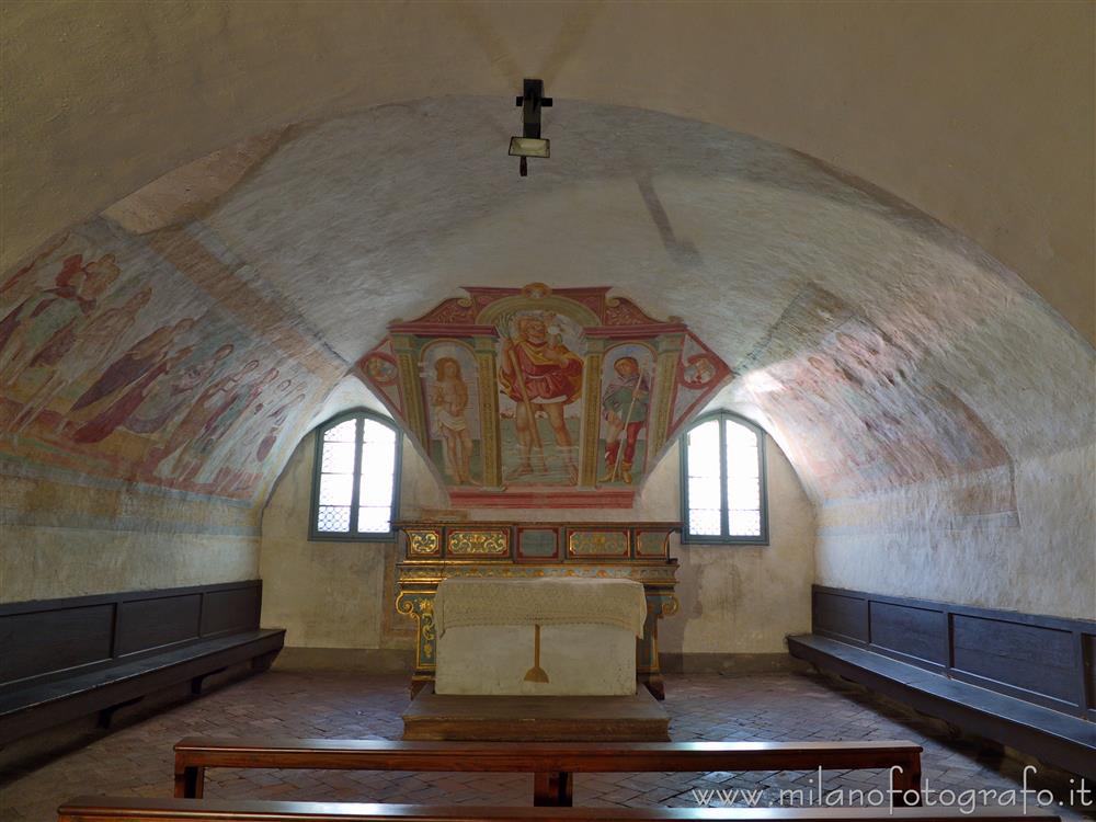 Bergamo - Cappella con l'altare della cripta della della Chiesa di San Michele al Pozzo